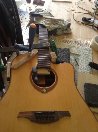 La finalidad es acabar haciendo presión en la zona agrietada, en la dirección correcta y sin dañar el instrumento.